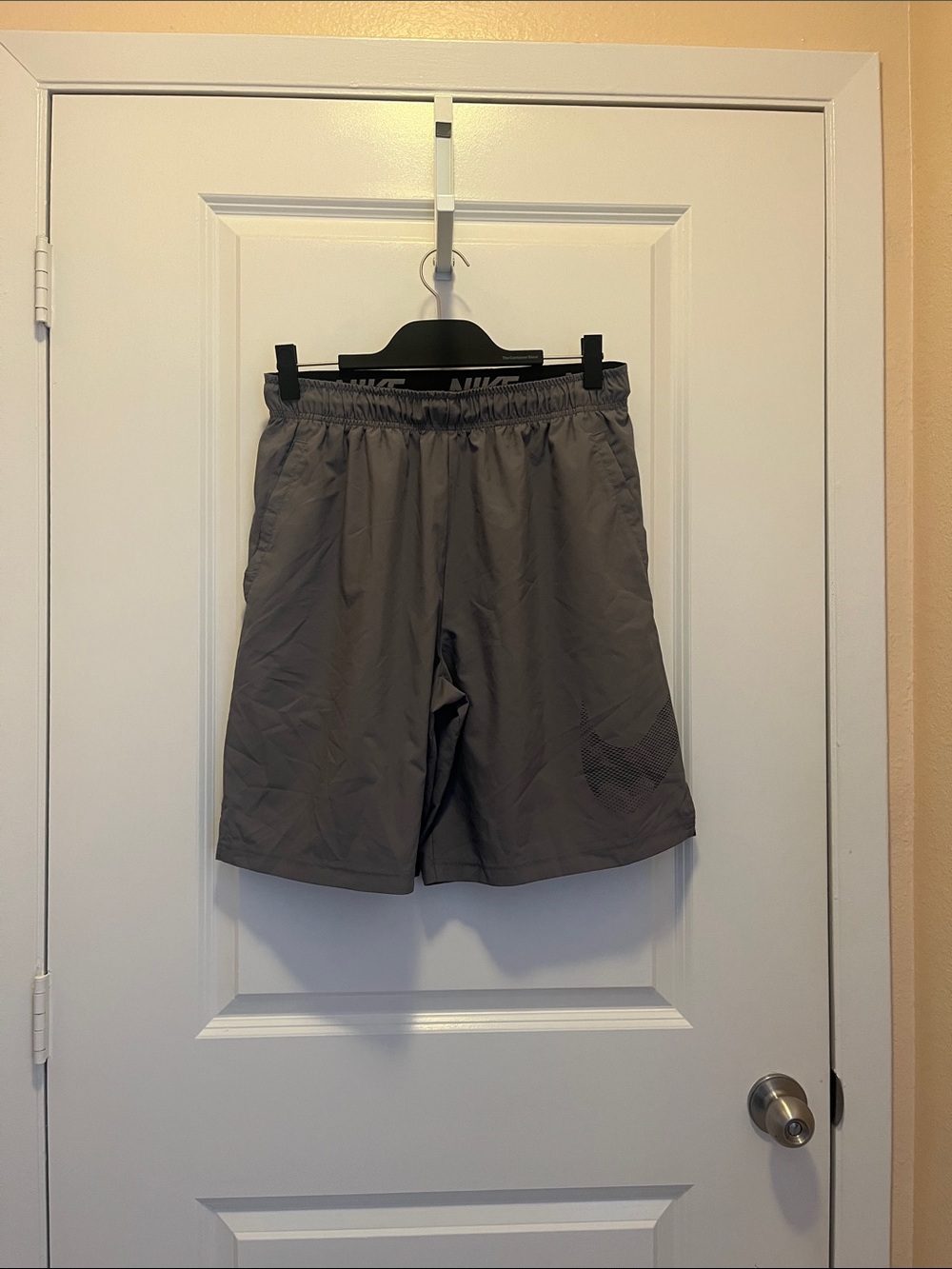 (NWT) Nike Men’s Gray Athletic Shorts with Elastic Waistband